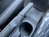 運転席と助手席の間にドリンクホルダー装備しています♪