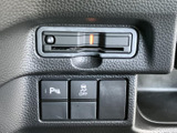 カードスロットと複数の操作スイッチがまとめられ、表示を見ながら必要な項目を確認できます。周辺のスイッチ類も手の届く範囲にあり、日々の運転時に使いやすい配置です。