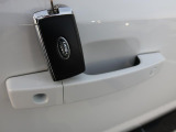 【キーレスエントリー】バッグやポケットからキーを取り出すことなく車にアクセスして、ロックとアラームを設定できます。 毎日の利便性をさらに高める機能です。