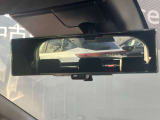 後部座席の人や、荷物に視界を邪魔されずに車両後方のカメラ映像をミラー面に映し出して、いつでもクリアな後方視界を確保する、インテリジェントルームミラーを装備しています。