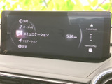 情報やオーディオ、ナビゲーションなどの項目が画面に整理され、必要なメニューを見つけやすい構成です。スマートフォン連携の案内も表示され、目的に応じて使い分けられます。