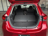 全部倒せば大きな荷物も載せられます。実用性も高いMAZDA2。