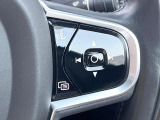【ステアリングスイッチ】運転中、前方から目線をそらさずにオーディオ等の操作ができるよう、適切に配置されたスイッチ類。安心&快適なドライブを演出してくれる便利な機能です。