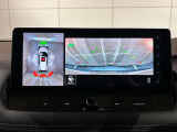 アラウンドビューモニターは真上から見下ろした様に車の周囲を表示することで、駐車時の安全性と利便性を高めます。