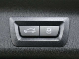 電動トランクゲートは開閉は勿論、バンパー下に足をかざしての開閉も可能です。両手がふさがってても問題ございません。