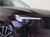 ひときわ印象的なT字型のLEDヘッドライトは、新世代のボルボを象徴するユニークなアイコンとなっています。LEDデイタイム・ランニング・ライトやポジションライト、ウインカーの役割も果たします。