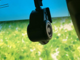 フロントガラス付近にカメラ型の機器が設置されています。前方の状況を記録する装備として、万一の際に役立つ心強い備え。運転時の安心感を高めるアイテムです。