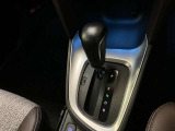 スピーディなシフトチェンジを実現するシフトノブ。素早く機敏に操作できるため、交通量が多い環境でもストレスを感じにくく、快適なドライビングをサポート!