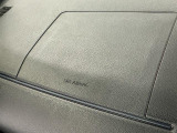 【助手席エアバッグ】SRSエアバッグとはシートベルトの働きを補助して衝突した時に乗員の衝撃を軽減するシートベルト併用式エアバッグ。前面衝突時に瞬時に膨らみ、頭部と胸部の衝撃を軽減します。