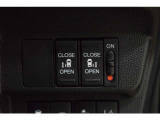 両側電動スライドドアです。ハンドル付近に開閉スイッチがあるので、運転席からも操作が可能です。