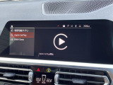 【アップルカープレイ】iPhoneがBMW車両とワイヤレスで接続されます。Apple CarPlayでは、オーディオストリーミングやメッセージングアプリがディスプレイに表示されます。