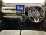 車内は光触媒抗菌消臭施工済です。インパネ周りはスタイリッシュなデザインで機能や装備も充実しています。グローブボックスやカップホルダーのほかにトレーなどたくさんの収納スペースが付いています。