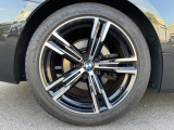 BMWならではの卓越した走りを支えるホイールと足回りです!日本車の走りに慣れている方にもぜひ体感して頂きたいほど、高いレベルでまとまっています!純正18インチアルミホイール。