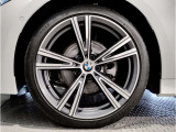 【BMWアロイホイル】軽量かつ強度に拘ったアロイホイル。走行性能ポテンシャルを引き出す設計。車の足元を引き締めてくれる大きなポイントはアロイホイルです。