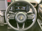 握りやすい形状で、運転中の操作もスムーズに行えます。オーディオなどの操作も手が届きやすい位置に配置されています。
