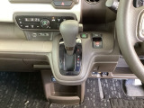 足元スッキリ、インパネシフトです。パーキングブレーキは電子制御パーキングブレーキタイプなので、運転席と助手席の間がスッキリしています。