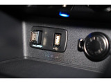 小物の収納に便利なセンタートレイには携帯等のデバイスの充電可能なUSB出力電源付です。
