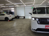 当店では専任のメカニックが大切なお客様のお車を一台一台丁寧に整備いたします。自社認証工場にてリフトアップし下回りまでキッチリ検査いたします。
