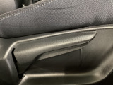 運転席にはドライバーの体型や好みに応じて前後方向だけでなく、高さの調整ができるシートリフターを装備!
