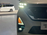 夜間走行の様々な局面に対し、LEDヘッドランプで視認性をしっかり確保。ハロゲンヘッドランプのおおよそ2倍の光量で、広範囲に明るくドライバーをサポートしてくれます。