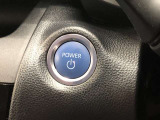 エンジンスタートスイッチです。キーが車内にあれば、エンジンの始動や停止はスイッチを押すだけ!キーを取り出す手間を省き、ワンプッシュで操作できるので簡単でスムーズです。