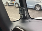 【サイドビューサポートミラー】停車時や発進時、対向車とのすれ違いや路肩に寄せるときなど、車両左側前方を確認するときに役立ちます。