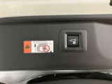 パワーバックドアは荷物の出し入れがしやすい優れものです!スイッチひとつで重いバックドアが締まります!日用品の大量買い出しにも大活躍します!