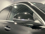 ウィンカー内蔵ドアミラーを開発したのは『メルセデス・ベンツ』です。他車からの視認性が高まり、事故の可能性を低減させています。更に、点灯部分はドライバーの視界に入らないように設計されています。