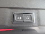 オートマチックテールゲートは運転席・リモコンからも操作可能です。高さの設定も自由に出来ます。