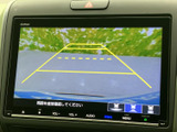 後方の映像にガイド線が表示され、駐車時に周囲との距離感をつかむ目安として活用できます。モニターで後方を確認しながら、落ち着いて車庫入れを行いたい方に便利です。