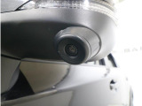 助手席側で見えにくい左前方の映像を、車内のマルチファンクションディスプレイに映し出します。前方への駐車や左寄せ、狭い道でのすれ違いなど、さまざまなシーンで安心して運転できる便利な機能です。