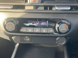 フルオートエアコン搭載。温度設定だけで、車内はいつも快適な空間を維持できます。