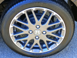 車体にマッチしたデザインのホイールが足元を引き締め、スタイリッシュな印象を演出します。