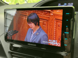 車内モニターでテレビ番組を視聴できます。目的地に着いて停車している時間も、ニュースや番組を楽しめる便利な装備として、日常のさまざまな場面で活用できます。