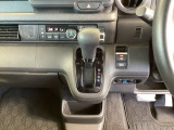 足元スッキリ、インパネシフトです。パーキングブレーキは電子制御パーキングブレーキタイプなので、運転席と助手席の間がスッキリしています。