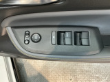 電動格納式リモコンドアミラーと、パワーウィンドウスイッチ等は運転席ドアにあります。