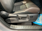 【シートレバー】ただ座るだけじゃない、運転のしやすさを決める大事なスイッチ。視界を広げたり、腰への負担を減らしたり。体型に合わせてジャストフィットさせるこの瞬間、さあ走るぞって気合が入ります。