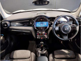 MINIの内装はとにかく『円』に拘ったデザインコンセプトが一目で伝わってきます。これほど円形に拘った車は他に御座いません。伝統のデザイン、トグルスイッチなど遊び心のある内装です。