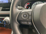 運転中、オーディオの操作をしてて、ハッとしたことはありませんか?ステアリングスイッチは、運転中でもハンドルでオーディオの操作が可能です。安全なドライブをサポートします。