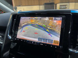 【バックカメラ】運転席から画面上で安全確認ができます。駐車が苦手な方にもオススメな便利機能です。