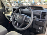 運転席まわりはメーターや各種スイッチが視界に入りやすく、前方を確認しながら運転に集中しやすい配置です。手の届く位置に収納スペースもあり、日常の小物整理に便利です。