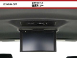 【後席モニター】 折りたたんで収納できるので使用しないときには邪魔になりません。長時間のドライブには是非音楽や映画を楽しんでください。(V12T-R66C)