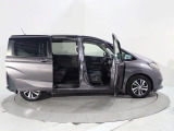 Honda独自のセンタータンクレイアウト、低床設計で床が低くドアも大きく開きますので、女性やお子様、ご年配の方にも一段と乗り降りがしやすくなっています。