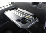後席用の「シートバックテーブル」も装備、荷物を吊り下げられるショッピングフックやドリンクホルダー付きです