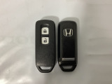 スマートキーを装備しています。鍵を差し込むことなくドアロックの開け閉めと、スタートボタン操作でのエンジンスタートができます。スペアキーも同じものを用意しております。