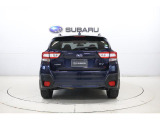SUBARUリヤビークルディテクションを搭載。後方から接近する車両を検知し、ドアミラーのLEDインジケーターで注意を促します。車線変更や後退時の安全確認をサポートし、安心感の高いドライブを実現します。