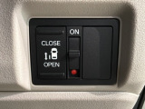 パワースライドドアが付いています。ワンタッチで簡単にお子様でも、お年寄りの方でも、開閉できますからとても便利です。キーレスや車内スイッチでも自動でドアの開閉ができます。