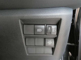 オートマチックハイビーム装備です。先行車や対向車のライトを認識し、ハイビームとロービームを自動で切り替える機能です。夜道の視界を確保します。詳細は販売店スタッフまでおたずねください。