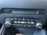 左右独立式のフルオートエアコンです。運転席、助手席で好みの温度設定が可能。ご夫婦やカップルの方に喜ばれる機能です!