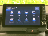 多彩な情報を表示するモニターは、運転をサポートする頼もしい相棒。使いやすいインターフェースで、快適なカーライフを。